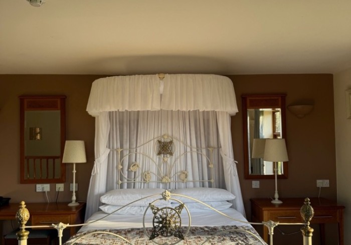 Farmhouse - Oak Suite